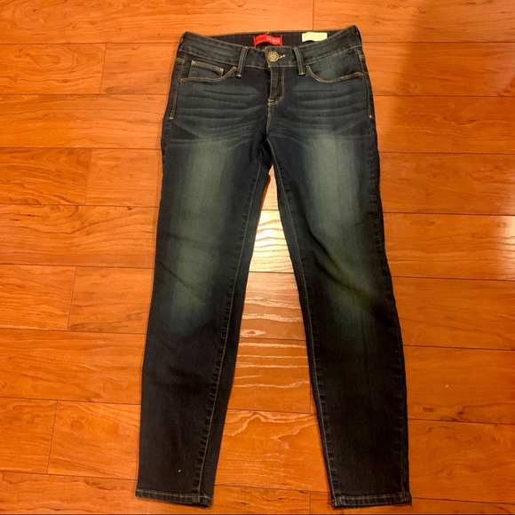 🚨SOLD🚨Guess Medium Rise Jeans - Picture 2 of 7